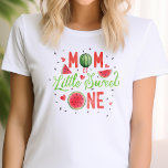Watermeloen zomer 1e verjaardag, mama's t-shirt<br><div class="desc">Vier de eerste verjaardag van je baby meisje in stijl met PIxeliaDesigns 'Watermelon Summer 1st Birthday Mom's T-Shirt'. Dit T-shirt is versierd met een levendig waterverf rode meloen ontwerp en geaccentueerd door limoengroene grillige kalligrafie, en is een perfecte keuze voor moeders die een plons zomerse kleur aan de speciale dag...</div>