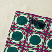 Watermeloenkleuren geometrisch patroon strandlaken (In situ)