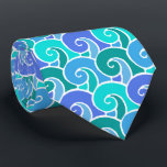 Wateroceaangolven in blauw Nautical Beach Pattern Stropdas<br><div class="desc">Dit oceaangeïnspireerde patroon show watergolven in verschillende tinten blauw en blauwgroen groen. Het is voor iedereen die van het zee houdt. Dit nautische patroon is naadloos getild en kan "aangepast" worden en groter of kleiner op het product worden gemaakt. Deze prachtige, zwenkende golven van water zullen je ertoe brengen weg...</div>