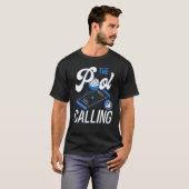 Waterpolo Het Zwembad Roept En Ik Moet Gaan T-shirt (Voorkant volledig)