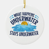 Waterpoly wat er onder water gebeurt keramisch ornament (Voorkant)