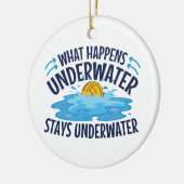Waterpoly wat er onder water gebeurt keramisch ornament (Links)