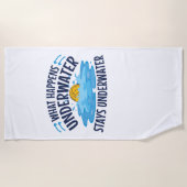 Waterpoly wat er onder water gebeurt strandlaken (Voorkant)