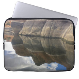 Waterreflectie Foto Watson Lake Striped Rocks Laptop Sleeve