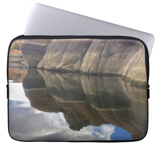 Waterreflectie Foto Watson Lake Striped Rocks Laptop Sleeve (Voorkant)