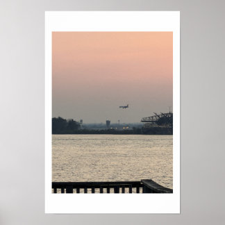 Waterscape Zonsondergang met Vliegtuig Poster