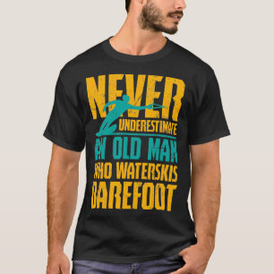 Waterskiën Een oud Man die waterski's op blote voe T-shirt