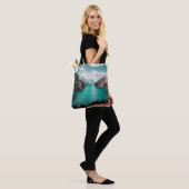 WATERSTOF TUSSEN BROWN-MOUNTAINS TOTE BAG (Op model)