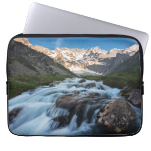 Waterval   Aviolo Lake, Italië Laptop Sleeve