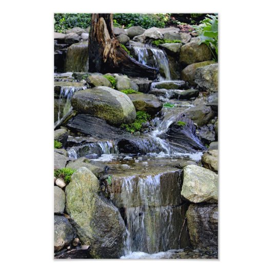 Waterval die naar de beek stroomt foto afdruk (Voorkant)