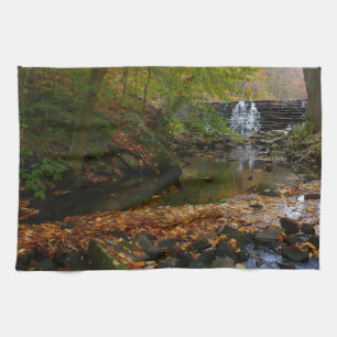 Waterval en beek in Pennsylvania in de herfst Theedoek