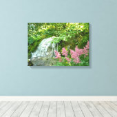 Waterval en Roze Astilbe Canvas Afdruk (Insitu (Houten vloer))