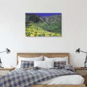 Waterval en wilde bloemen in alpiene weide, 2 canvas afdruk (Insitu (Slaapkamer))