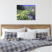 Waterval en wilde bloemen in alpiene weide, canvas afdruk (Insitu (Slaapkamer))