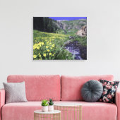Waterval en wilde bloemen in alpiene weide, canvas afdruk (Insitu (Woonkamer))