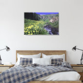 Waterval en wilde bloemen in alpiene weide, canvas afdruk (Insitu (Slaapkamer))