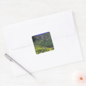 Waterval en wilde bloemen in de alpenweide vierkante sticker (Envelop)