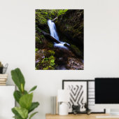 Waterval in betoverend bos poster (Thuiskantoor)