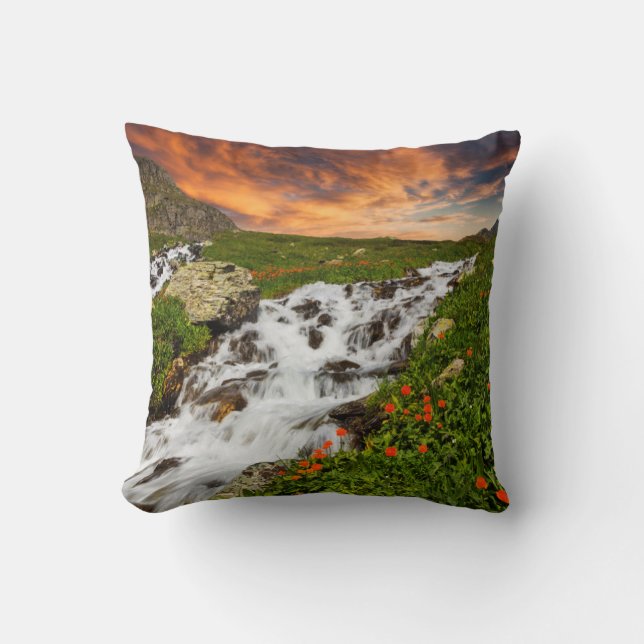 Waterval in de bergen met bloemen kussen (Voorkant)