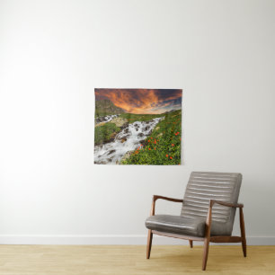 Waterval in de bergen met bloemen wandkleed
