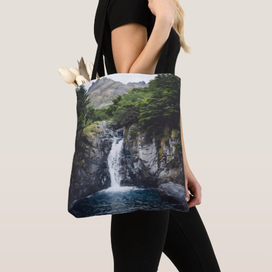 Waterval in het bos tote bag (Dichtbij)