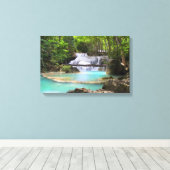 Waterval in tropisch bos canvas afdruk (Insitu (Houten vloer))