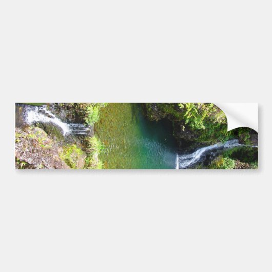 Waterval langs de weg naar Hana, Maui, Hawaii Bumpersticker (Voorkant)