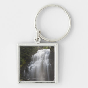Waterval stroomt door een rotsklimmer sleutelhanger