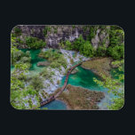 Watervalcascade in het park Plitvice Magneet<br><div class="desc">Schilderen van uitzicht van bovenaf van watervalcascade en houten pad met toeristen in het nationale park Plitvice in Kroatië. Bergbosareaal.</div>