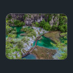 Watervalcascade in het park Plitvice Magneet<br><div class="desc">Schilderen van uitzicht van bovenaf van watervalcascade en houten pad met toeristen in het nationale park Plitvice in Kroatië. Bergbosareaal.</div>