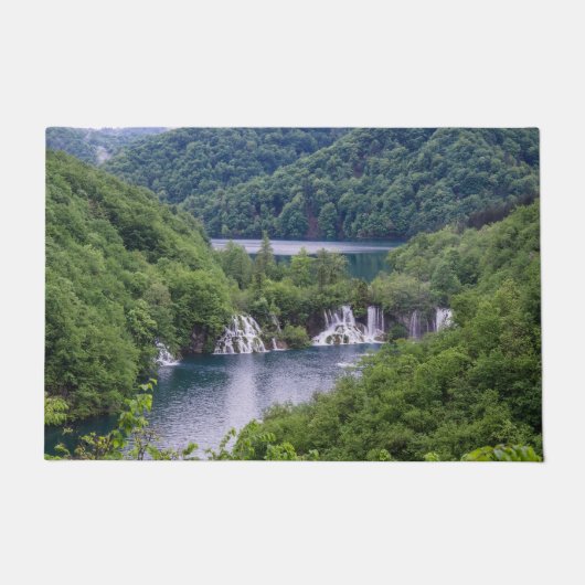 Watervalcascade met groen bos in Kroatië Deurmat (Voorkant)