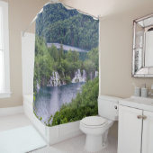 Watervalcascade met groen bos in Kroatië Douchegordijn (In situ)