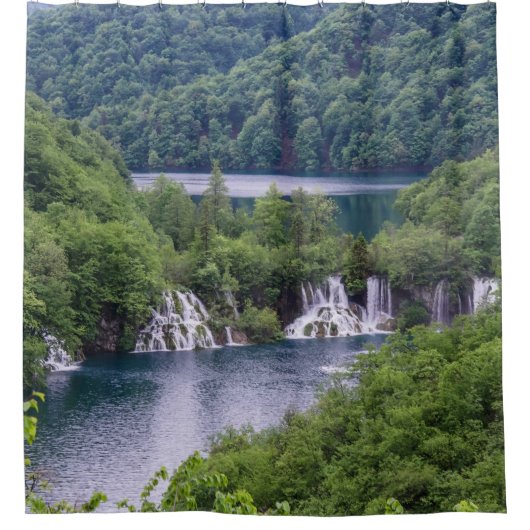 Watervalcascade met groen bos in Kroatië Douchegordijn (Voorkant)