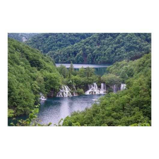 Watervalcascade met groen bos in Kroatië Foto Afdruk (Voorkant)