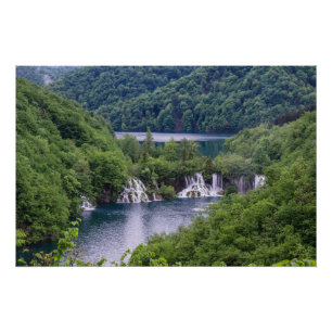 Watervalcascade met groen bos in Kroatië Perfect Poster