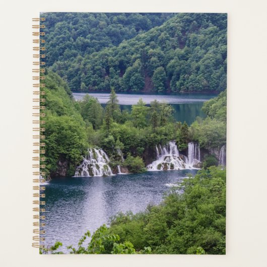 Watervalcascade met groen bos in Kroatië Planner (Voorkant)