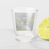 Watervalcascade met groen bos in Kroatië Shot Glas (Achterkant)