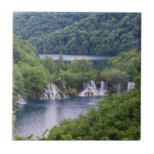 Watervalcascade met groen bos in Kroatië Tegeltje