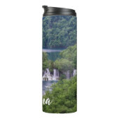 Watervalcascade met groen bos in Kroatië Thermosbeker (Geroteerd rechts)