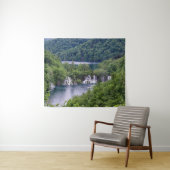 Watervalcascade met groen bos in Kroatië Wandkleed (In Situ (horizontaal))