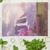 Watervallen en Cherry Trees rond een meer Theedoek (Gevouwen)