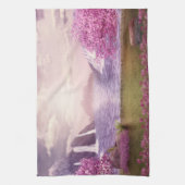 Watervallen en Cherry Trees rond een meer Theedoek (Verticaal)