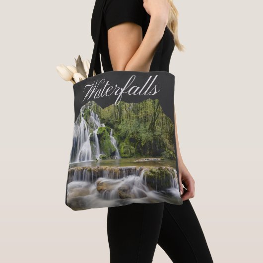 Watervallen op het platteland tote bag (Dichtbij)