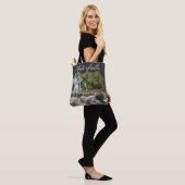 Watervallen op het platteland tote bag (Op model)