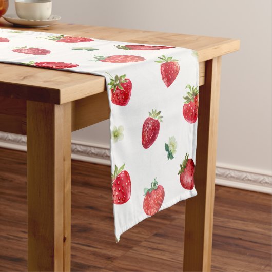 Waterverf aardbeienvruchten en aardbeienbloemen medium tafelloper (Voorbeeld)