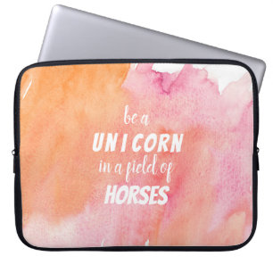 Waterverf als eenhoorn in een gebied van paarden laptop sleeve
