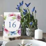 Waterverf Anemone Flower Wedding Kaart<br><div class="desc">Deze tafelnummerkaarten hebben een elegant blauw schrift op een witte achtergrond,  omringd door prachtige Anemone bloemen in roze,  lavendel,  blauw,  paarse en violet met groene bladeren. De tekst kan worden aangepast door de tekstvakken te bewerken. Ontworpen voor u door Evco Studio © op www.zazzle.com/store/evcostudio</div>