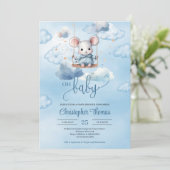 Waterverf baby muis op schommel in de blauwe lucht kaart (Staand voorkant)