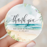 Waterverf Beach Weddenschap Bedankt Ronde Sticker<br><div class="desc">Waterverf Beach bruiloft bedankt de Klassieke Ronde Sticker. Dit ontwerp is voorzien van een prachtige waterverf zomersstrand scène. Ocean waves,  zand en bloemen zijn allemaal zichtbaar in dit tropische ontwerp.</div>