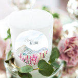Waterverf Bergweddenschap Roze Wildflower Meadow Ronde Sticker<br><div class="desc">Bergtrouwstickers met bruid- en bruinnamen en een idyllisch landschap van blauwe bergbergkam en roze bloemweide. Pas met het ontwerphulpmiddel aan om de tekst in de beste positie voor uw namen te slepen. Prachtige natuur inspireerde een schilderachtig ontwerp - ideaal voor buitenbestemmingen, bergachtige lakeside- en landparkbehandelingen of stoffige blauwe grijze en...</div>